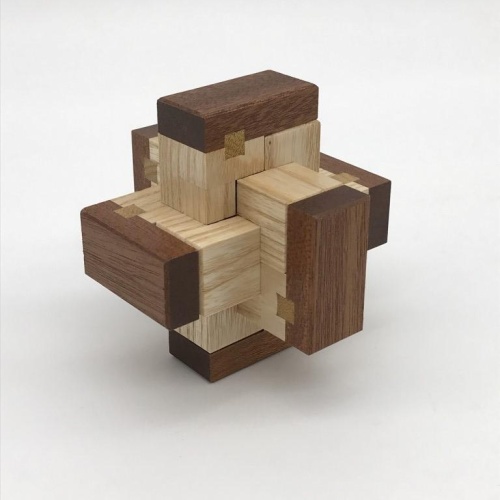 Chinese Knot by Christoph Lohe