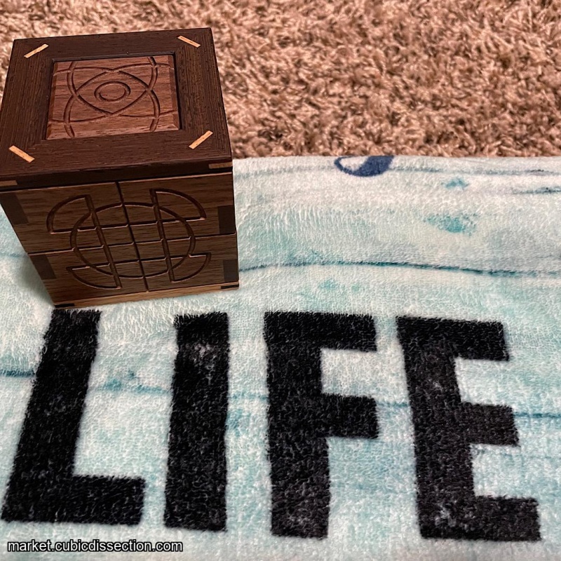 Karakuri L-Cube Black & White