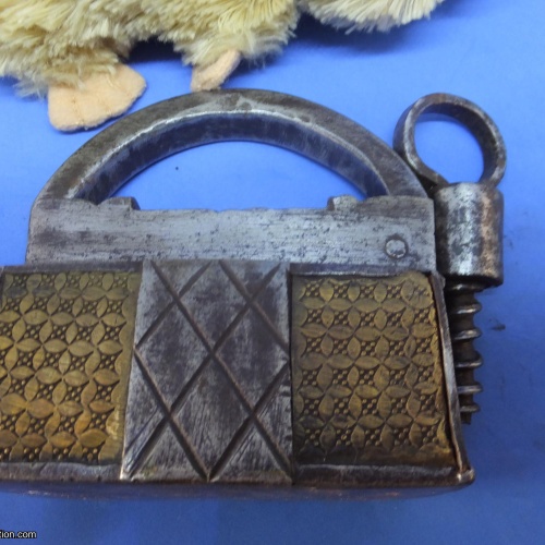 Trick Padlock #16 :  No markings / keyhole (v simple trick)