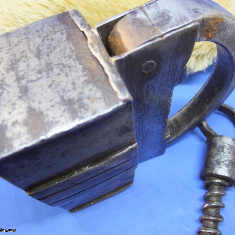 Trick Padlock #16 :  No markings / keyhole (v simple trick)