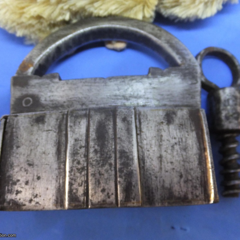Trick Padlock #16 :  No markings / keyhole (v simple trick)