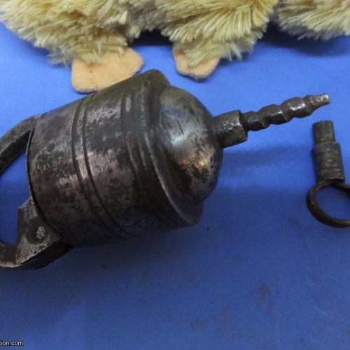 Trick Padlock #17 :  No markings / keyhole (v simple trick)