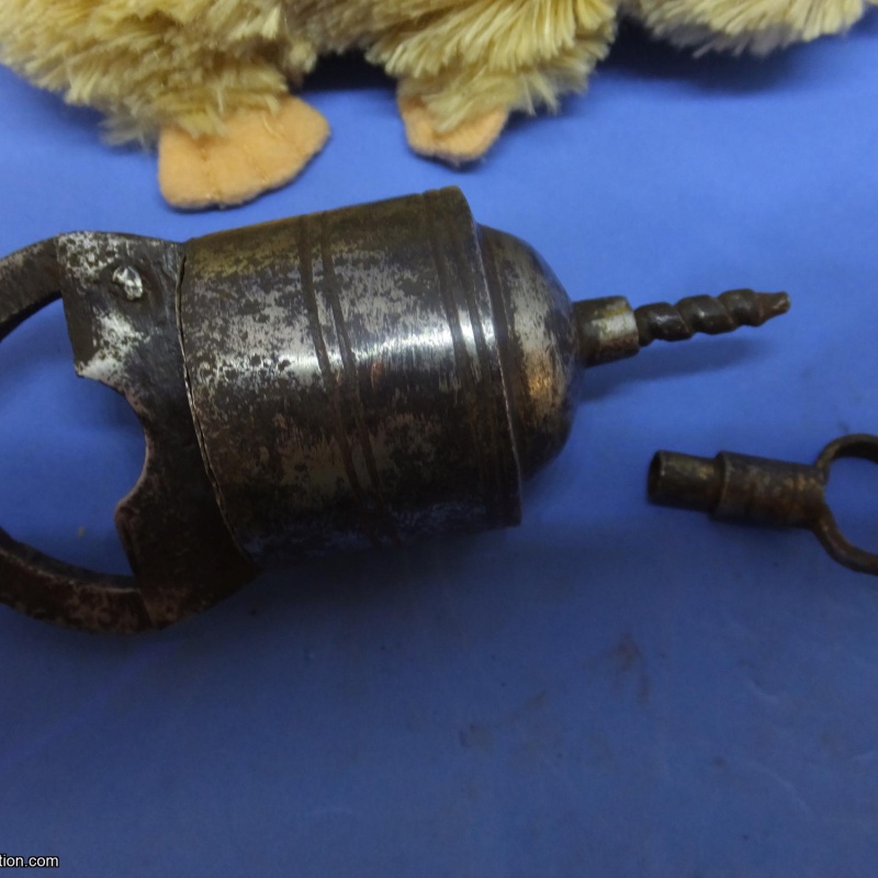 Trick Padlock #17 :  No markings / keyhole (v simple trick)