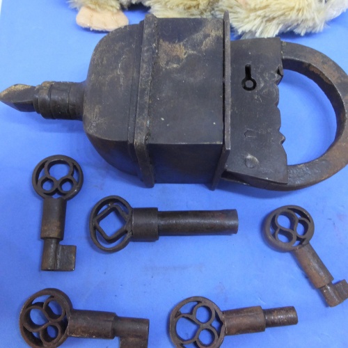 Trick Padlock #22 : Classic design, but with 5 keys