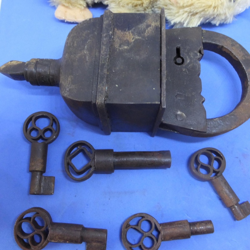 Trick Padlock #22 : Classic design, but with 5 keys