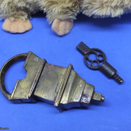 Trick Padlock #26 : Classic design but only one key