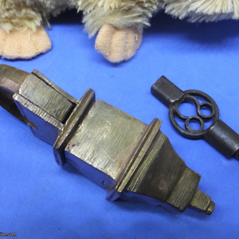 Trick Padlock #26 : Classic design but only one key