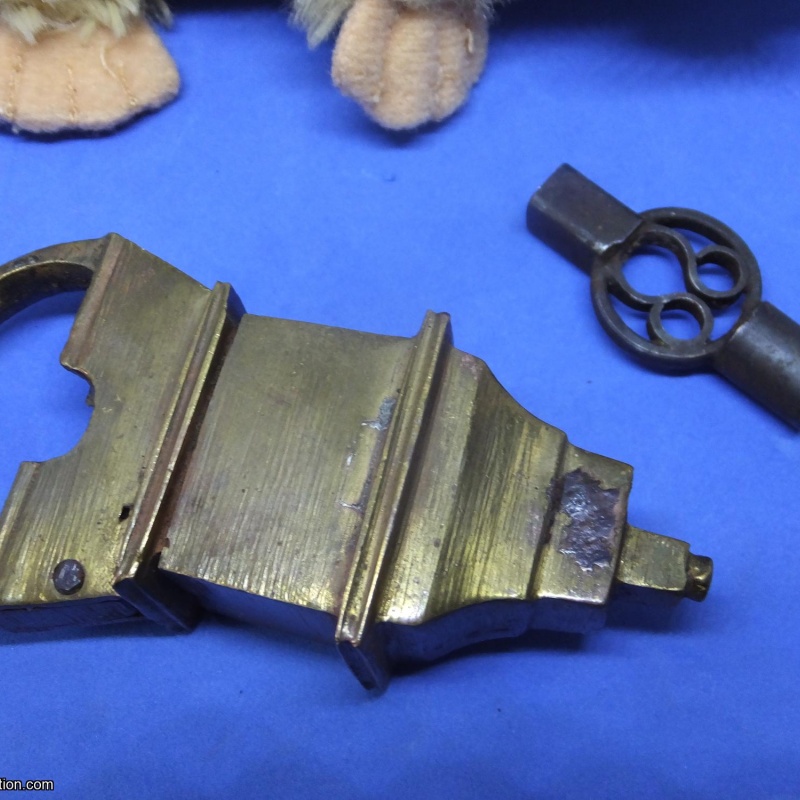 Trick Padlock #26 : Classic design but only one key