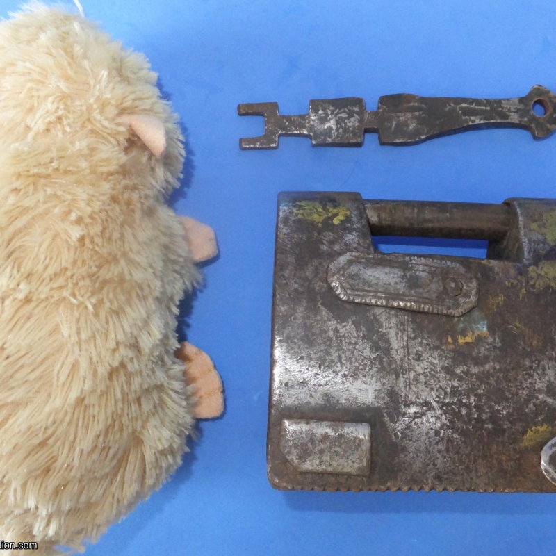 Trick Padlock #5 "No text markings"