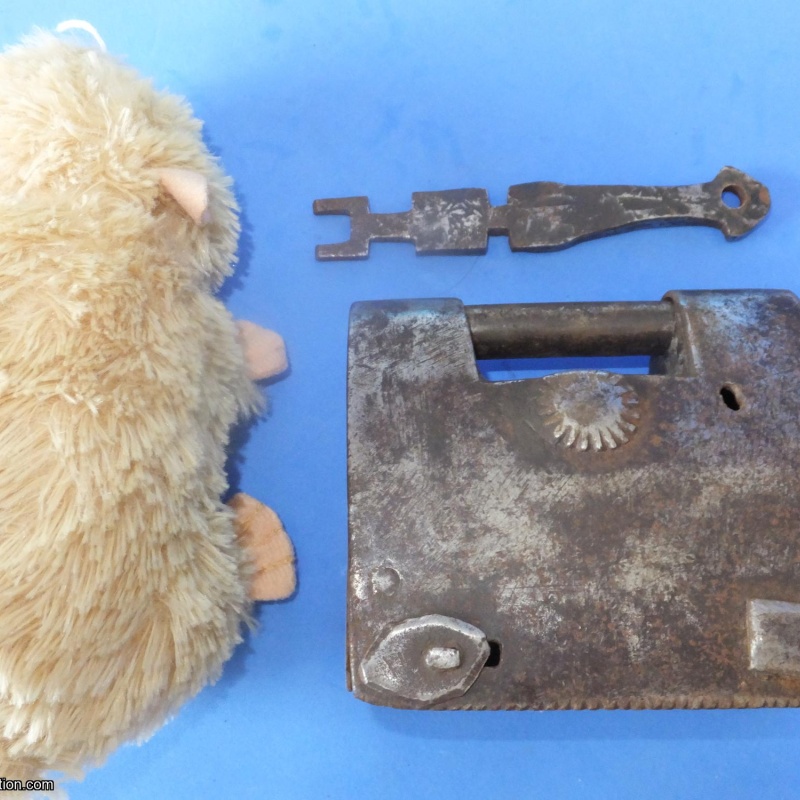 Trick Padlock #5 "No text markings"