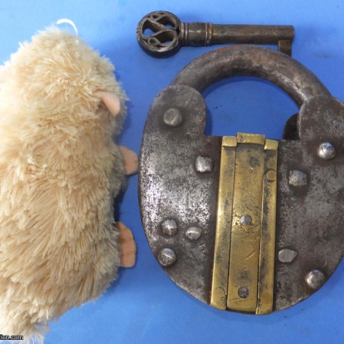 Trick Padlock #8 No markings but it is big!