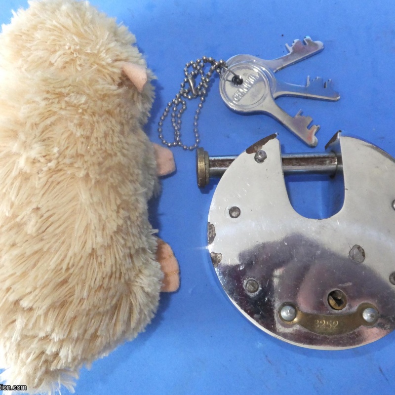 Trick Padlock #9 "Champion 10 Levers M.R 90mm"