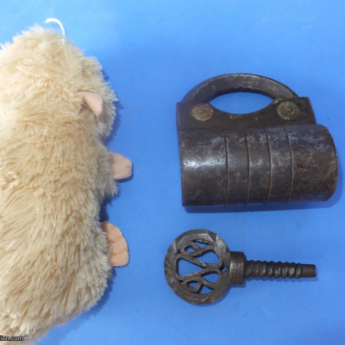 Trick Padlock #12 "No markings, screw type key"