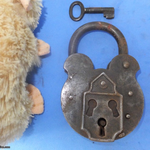 Trick Padlock #30 Three key holes?