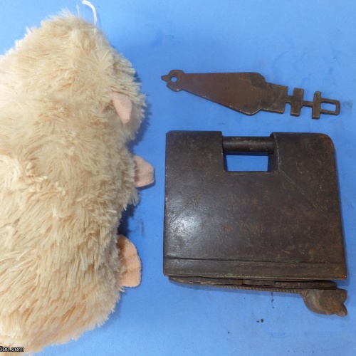 Trick Padlock #32 No markings