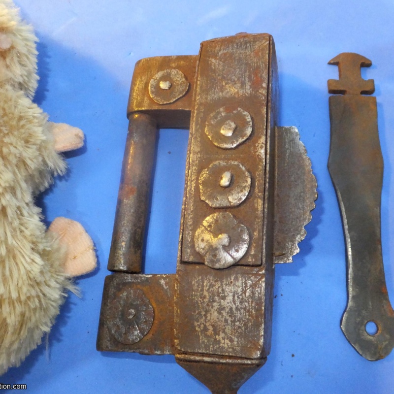 Trick Padlock #34 - Interior quite rusty