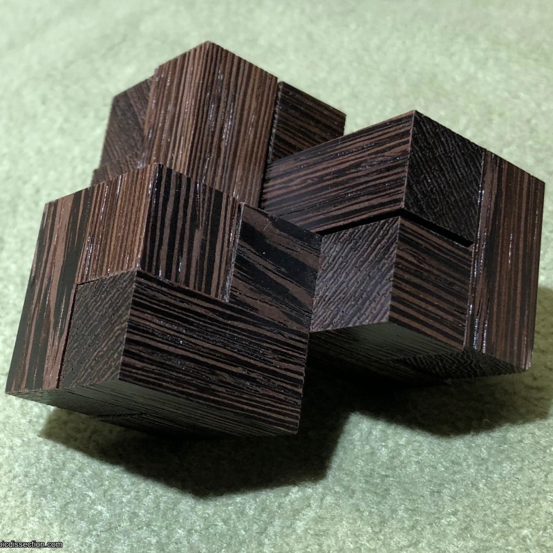 Impossible Triangle of 3 cubes
