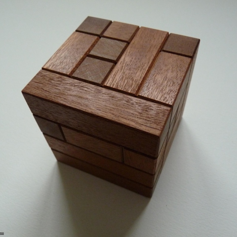 Writhing snake cube