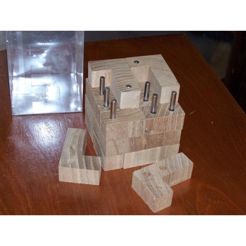 Puzzle with NONAME. (i just dont know it) 4x4 Cube with metal bars