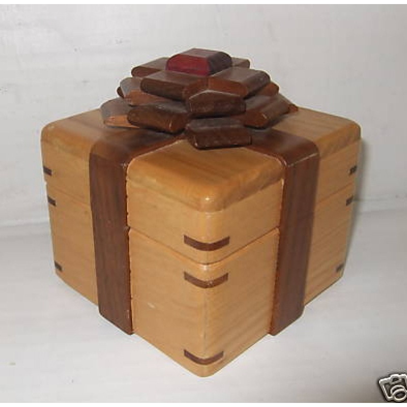 Ribbon Puzzle Box Designed by Akio Kamei