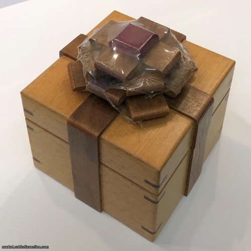 Ribbon Box - Akio Kamei